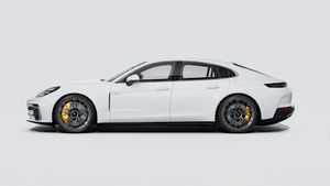 Panamera Turbo S E-Hybrid välisvaade, auto vasakpoolne külg.