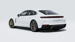 Panamera Turbo S E-Hybrid välisvaade, auto tagumine ja vasakpoolne külg.