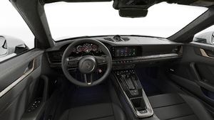 Vista interior que muestra el volante y el salpicadero de 911 Turbo S Cabriolet
