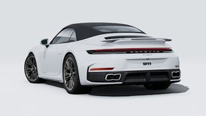 Vista exterior de 911 Turbo S Cabriolet mostrando la parte trasera y el lado izquierdo del vehículo
