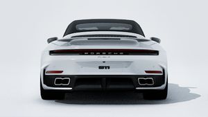 Vista exterior de 911 Turbo S Cabriolet mostrando la parte trasera del vehículo