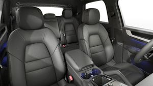 Vista interior de los asientos delanteros del Cayenne S