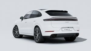 Vista exterior de Cayenne Coupé Black Edition mostrando la parte trasera y el lado izquierdo del vehículo