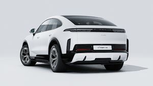 Vista exterior de Cayenne Turbo Coupé Electric mostrando la parte trasera y el lado izquierdo del vehículo