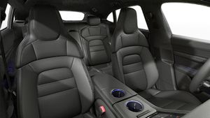 Vista interior de los asientos delanteros del Taycan 4 Cross Turismo