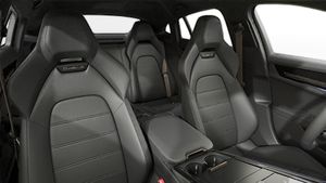 Vista interior de los asientos delanteros del Panamera Turbo S E-Hybrid