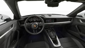 Sisäkuva, jossa näkyy ohjauspyörä ja kojelauta. 911 Carrera Cabriolet