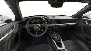 Sisäkuva, jossa näkyy ohjauspyörä ja kojelauta. 911 Targa 4S