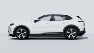 Ulkonäkymä Cayenne S Electric , jossa näkyy auton vasen puoli.