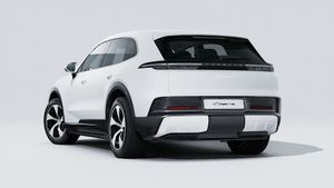 Ulkonäkymä Cayenne S Electric , jossa näkyy auton takaosa ja vasen puoli.