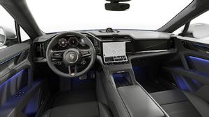 Sisäkuva, jossa näkyy ohjauspyörä ja kojelauta. Cayenne Turbo Electric