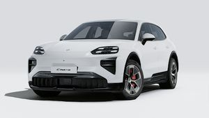 Ulkonäkymä Cayenne Turbo Electric , jossa näkyvät auton etuosa ja vasen puoli.