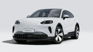 Ulkonäkymä Cayenne Coupé Electric , jossa näkyvät auton etuosa ja vasen puoli.