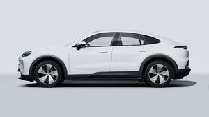 Ulkonäkymä Cayenne Coupé Electric , jossa näkyy auton vasen puoli.