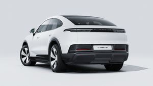 Ulkonäkymä Cayenne Coupé Electric , jossa näkyy auton takaosa ja vasen puoli.