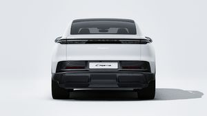 Ulkonäkymä Cayenne Coupé Electric , jossa näkyy auton takaosa.