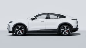 Ulkonäkymä Cayenne S Coupé Electric , jossa näkyy auton vasen puoli.