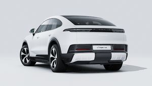 Ulkonäkymä Cayenne S Coupé Electric , jossa näkyy auton takaosa ja vasen puoli.