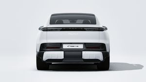 Ulkonäkymä Cayenne S Coupé Electric , jossa näkyy auton takaosa.