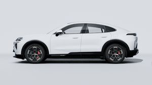 Ulkonäkymä Cayenne Turbo Coupé Electric , jossa näkyy auton vasen puoli.