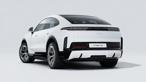 Ulkonäkymä Cayenne Turbo Coupé Electric , jossa näkyy auton takaosa ja vasen puoli.