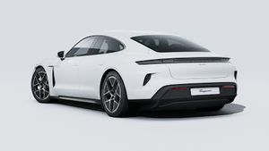 Ulkonäkymä Taycan Turbo , jossa näkyy auton takaosa ja vasen puoli.