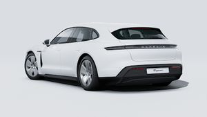 Ulkonäkymä Taycan Sport Turismo , jossa näkyy auton takaosa ja vasen puoli.