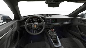 Vue de l'intérieur montrant le volant et le tableau de bord d'un véhicule de transport de marchandises. 911 Carrera T