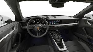 Vue de l'intérieur montrant le volant et le tableau de bord d'un véhicule de transport de marchandises. 911 Carrera Cabriolet