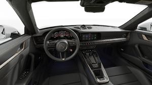 Vue de l'intérieur montrant le volant et le tableau de bord d'un véhicule de transport de marchandises. 911 Turbo S Cabriolet