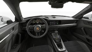 Vue de l'intérieur montrant le volant et le tableau de bord d'un véhicule de transport de marchandises. 911 GT3