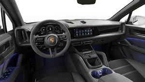 Vue de l'intérieur montrant le volant et le tableau de bord d'un véhicule de transport de marchandises. Cayenne GTS