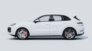 Vue extérieure de Cayenne Turbo E-Hybrid montrant le côté gauche de la voiture