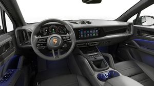 Vue de l'intérieur montrant le volant et le tableau de bord d'un véhicule de transport de marchandises. Cayenne S E-Hybrid Black Edition