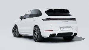 Vue extérieure de Cayenne S E-Hybrid Black Edition montrant l'arrière et le côté gauche de la voiture