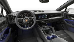 Vue de l'intérieur montrant le volant et le tableau de bord d'un véhicule de transport de marchandises. Cayenne GTS Coupé