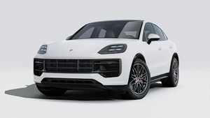 Vue extérieure de Cayenne GTS Coupé montrant l'avant et le côté gauche de la voiture