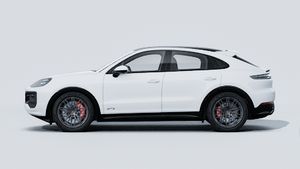 Vue extérieure de Cayenne GTS Coupé montrant le côté gauche de la voiture