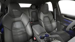 Vue intérieure montrant les sièges avant de Cayenne Turbo E-Hybrid Coupé with GT Package