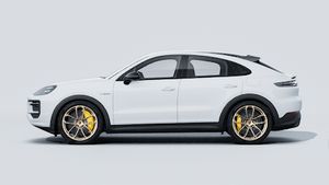 Vue extérieure de Cayenne Turbo E-Hybrid Coupé with GT Package montrant le côté gauche de la voiture