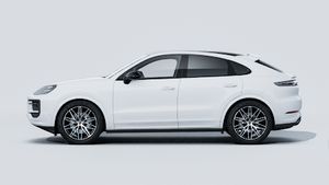 Vue extérieure de Cayenne Coupé Black Edition montrant le côté gauche de la voiture