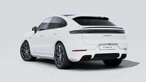 Vue extérieure de Cayenne S E-Hybrid Coupé Black Edition montrant l'arrière et le côté gauche de la voiture