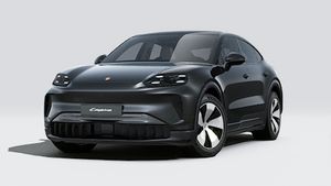 Vue extérieure de Cayenne Coupé Electric montrant l'avant et le côté gauche de la voiture