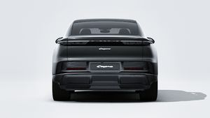 Vue extérieure de Cayenne Coupé Electric montrant l'arrière de la voiture