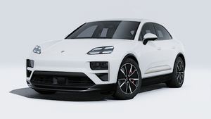 Vue extérieure de Macan Turbo montrant l'avant et le côté gauche de la voiture