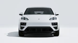 Vue extérieure de Macan Turbo montrant l'avant de la voiture