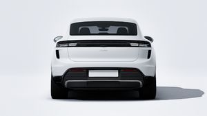Vue extérieure de Macan Turbo montrant l'arrière de la voiture