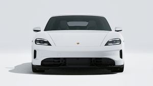 Vue extérieure de Taycan GTS montrant l'avant de la voiture