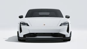 Vue extérieure de Taycan Turbo GT montrant l'avant de la voiture
