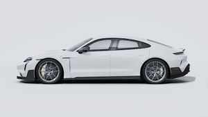 Vue extérieure de Taycan Turbo GT montrant le côté gauche de la voiture
